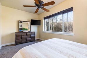 3 habitaciones, tabla de planchar con plancha y cuna de viaje 