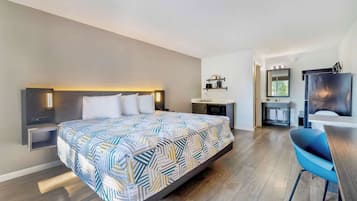 Muebles diferentes, escritorio y espacio para trabajar con laptop