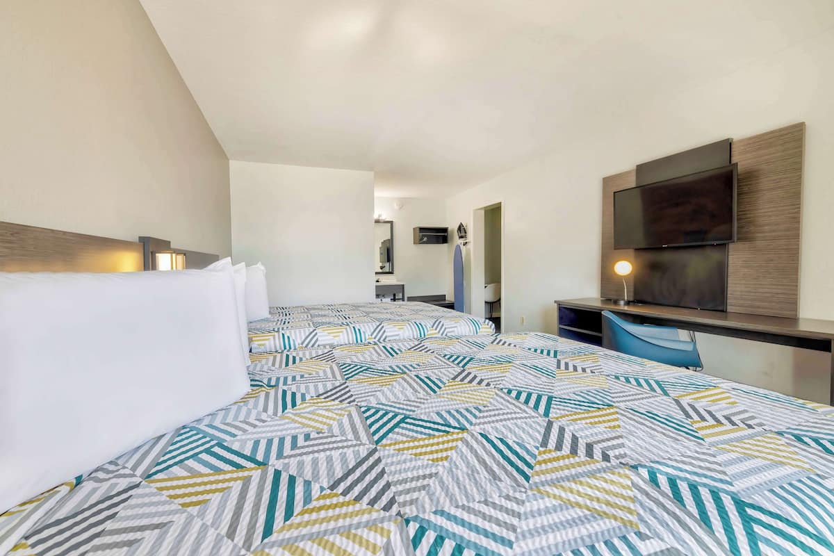 Standard-sviitti, 2 keskisuurta parisänkyä, tupakointi kielletty | Yksilöllisesti kalustettu, työpöytä