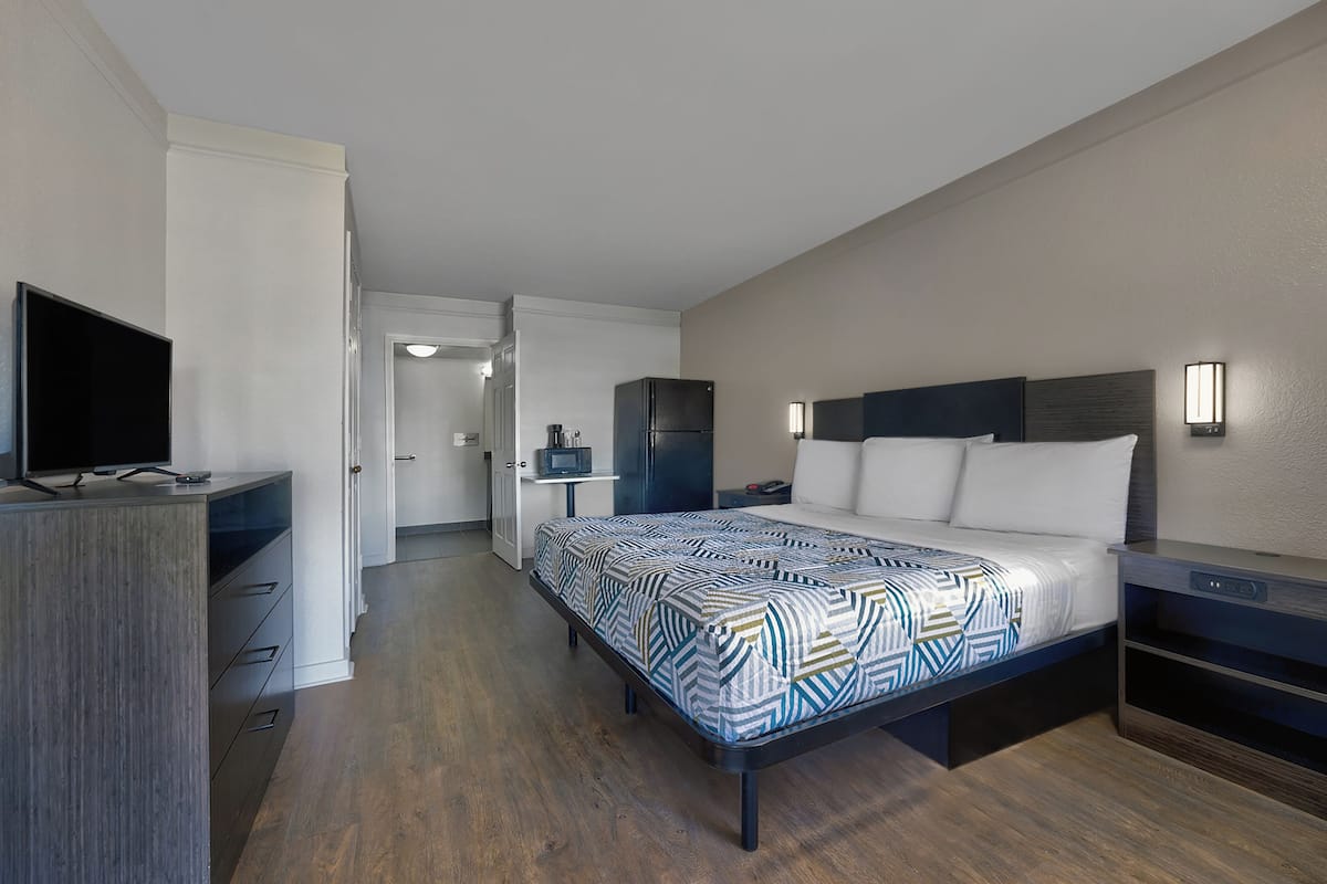 Chambre, 1 grand lit, non-fumeurs, coin cuisine | Ameublement personnalisé, bureau