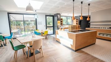 Petit déjeuner, déjeuner et dîner servis sur place, vue sur le jardin