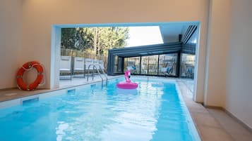Inomhuspool, utomhuspool och solstolar