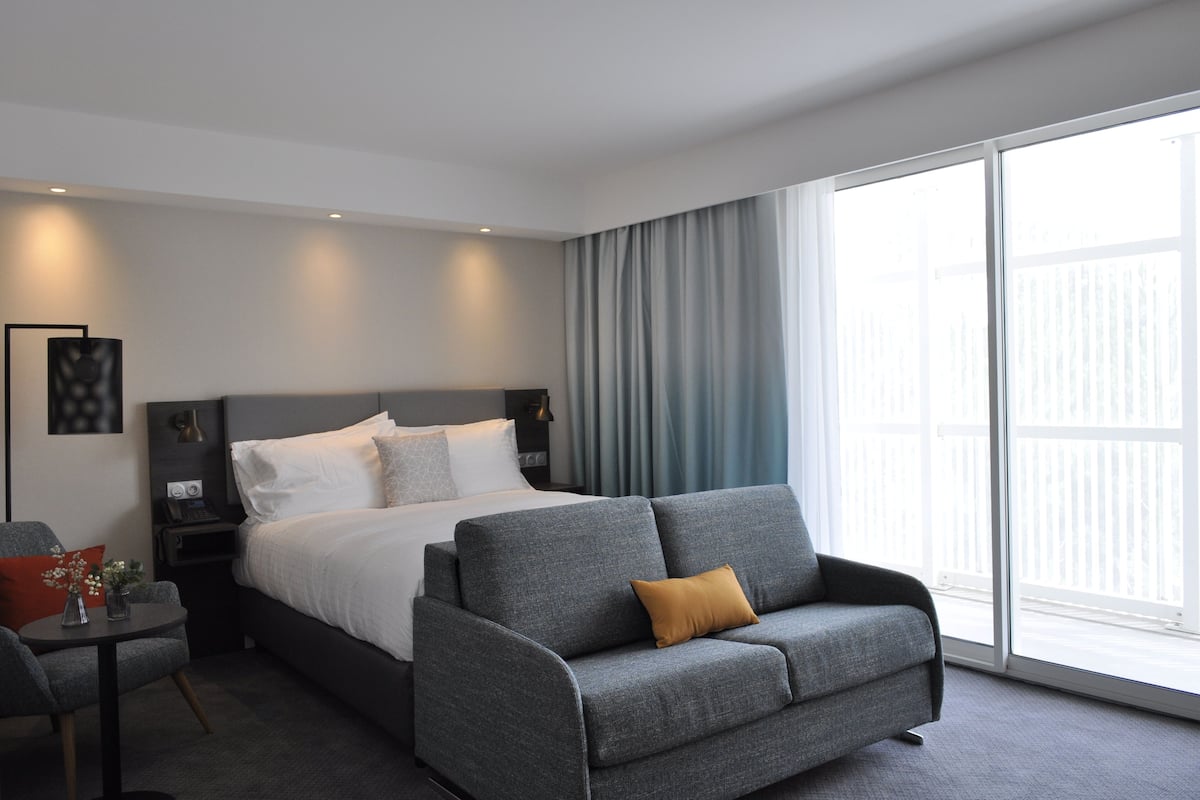 standard room, 1 queen bed, accessible bathtub | 1 bedroom, in-room safe, individually furnished, desk