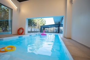 Piscine couverte, piscine extérieure, chaises longues