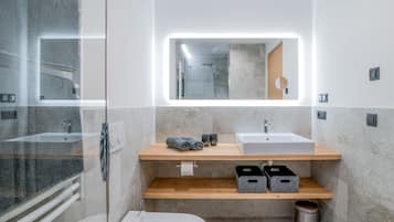 Baignoire, sĂšche-cheveux, bidet, serviettes fournies