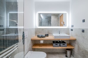 Tina, secadora de cabello, bidet, toallas