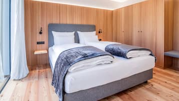 3 Schlafzimmer, Schreibtisch, Bügeleisen/Bügelbrett, Reisekinderbett