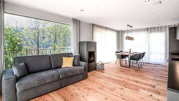 Een smart-tv, een open haard, tafelvoetbal en een tafeltennistafel