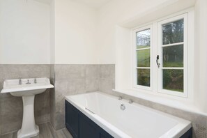 Badewanne, Haartrockner, Handtücher, Seife