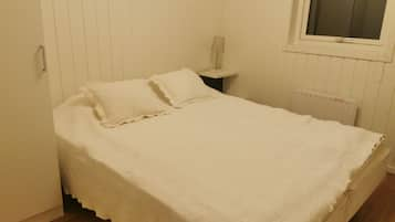 2 bedrooms, iron/ironing board, travel cot, free WiFi