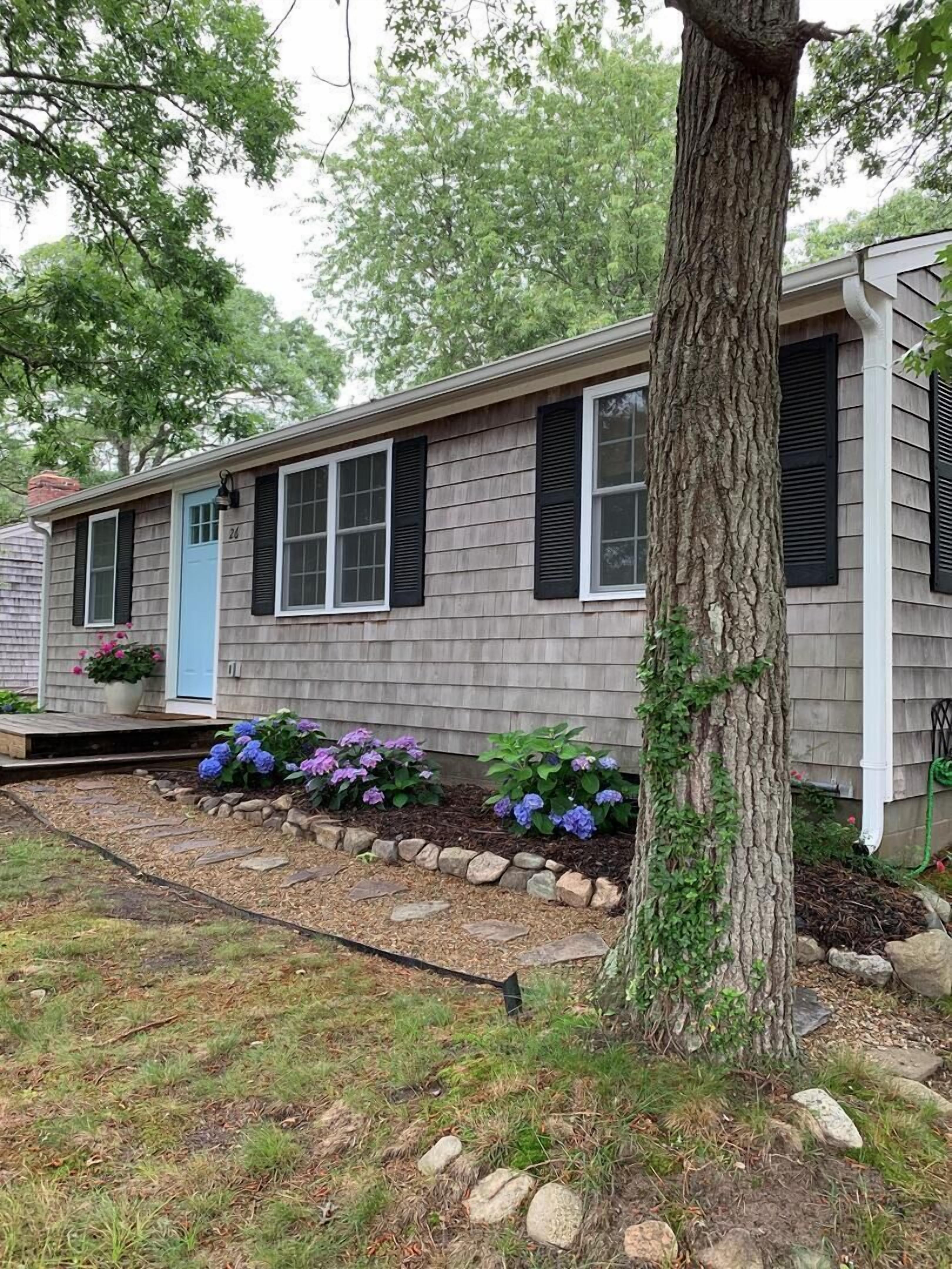 Updated Cottage Near Swan Pond