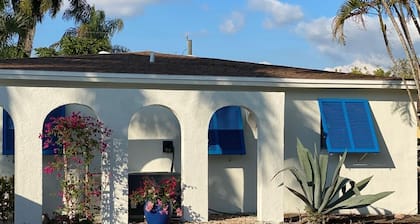 Naples-Vanderbilt beach house <1 mile to beach