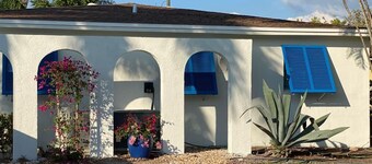 Naples-Vanderbilt beach house <1 mile to beach