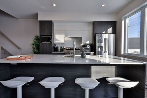 Køleskab, mikrobølgeovn, ovn, kogeplade