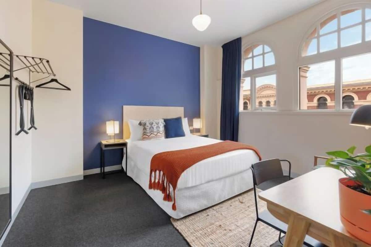 1 bedroom, blackout drapes, soundproofing, bed sheets