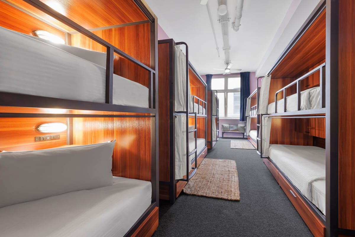 Bed in 10 Bed Community Room | 1 Schlafzimmer, Verdunkelungsvorhänge, schallisolierte Zimmer