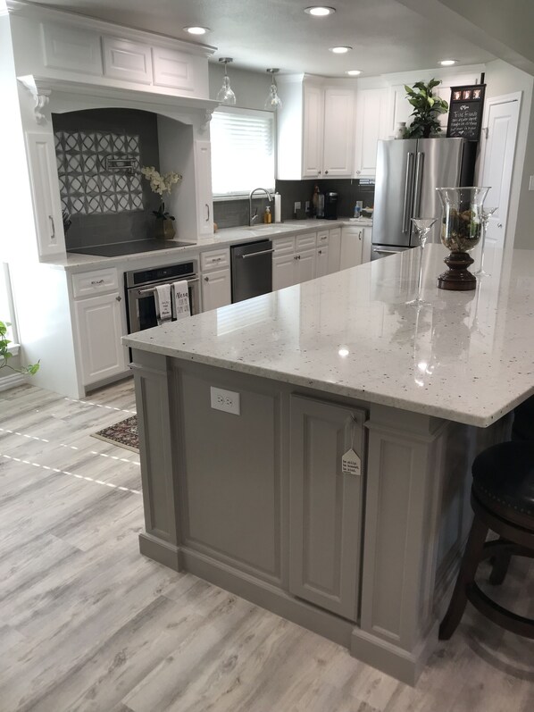 冷蔵庫、電子レンジ、オーブン、コンロ