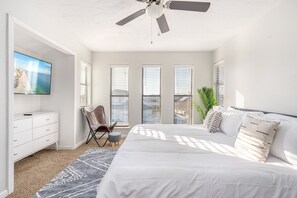Room - Beach House FOR 10 W/ Putting Green 🏖Walk to Beach🏖 w/ KING BED -Pets Welcomed (Panama City Beach)