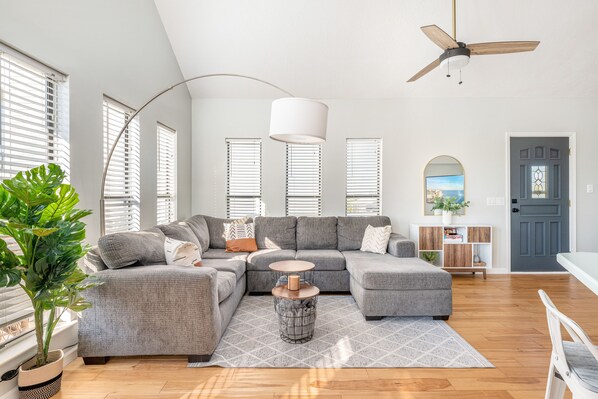 Living area - Beach House FOR 10 W/ Putting Green 🏖Walk to Beach🏖 w/ KING BED -Pets Welcomed (Panama City Beach)