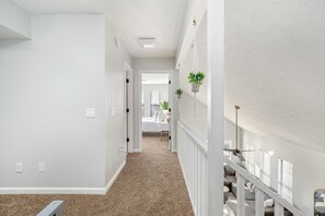 2 bedrooms, iron/ironing board, WiFi, bed sheets - Beach House FOR 10 W/ Putting Green 🏖Walk to Beach🏖 w/ KING BED -Pets Welcomed (Panama City Beach)
