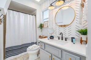 Bathroom - Beach House FOR 10 W/ Putting Green 🏖Walk to Beach🏖 w/ KING BED -Pets Welcomed (Panama City Beach)