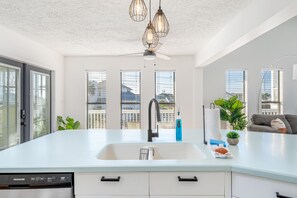 Interior - Beach House FOR 10 W/ Putting Green 🏖Walk to Beach🏖 w/ KING BED -Pets Welcomed (Panama City Beach)