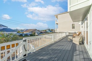 Terrace/patio - Beach House FOR 10 W/ Putting Green 🏖Walk to Beach🏖 w/ KING BED -Pets Welcomed (Panama City Beach)