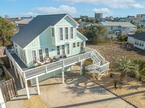 Exterior - Beach House FOR 10 W/ Putting Green 🏖Walk to Beach🏖 w/ KING BED -Pets Welcomed (Panama City Beach)