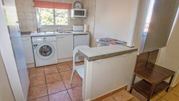 Een koelkast, een microgolfoven, een kookplaat