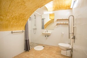Dusche, Haartrockner, Handtücher, Shampoo