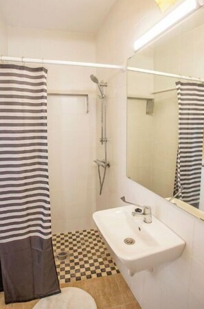 Shower, hair dryer, towels, shampoo