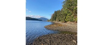 Ocean Front wilderness Cabin, brand new - Spa bathroom, fully equipped Kitchen