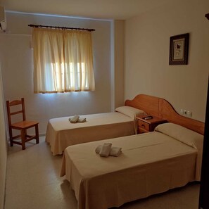Habitación básica con 2 camas individuales | Wifi gratis