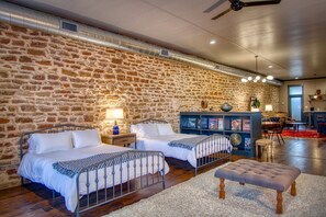 Iron/ironing board, free WiFi, bed sheets - The Loft On The Square (Mason)