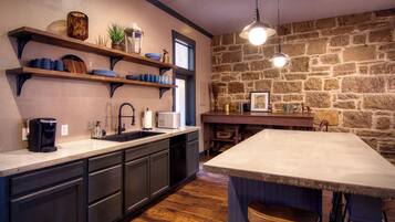 Réfrigérateur, micro-ondes, four, plaque de cuisson