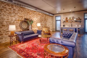 Smart TV, music library - The Loft On The Square (Mason)