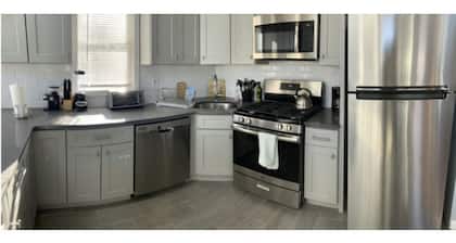 Sunny Modern Huge 3 bed 2 bath, 15 mins to downton NYC