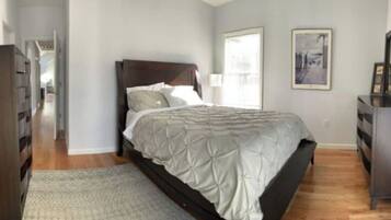 3 habitaciones, escritorio, tabla de planchar con plancha y wifi gratis