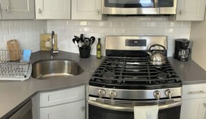 Fridge, microwave, oven, stovetop - Sunny Modern Huge 3 bed 2 bath, 15 mins to downton NYC (Jersey City)