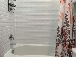 Baignoire, sèche-cheveux, serviettes fournies, papier toilette