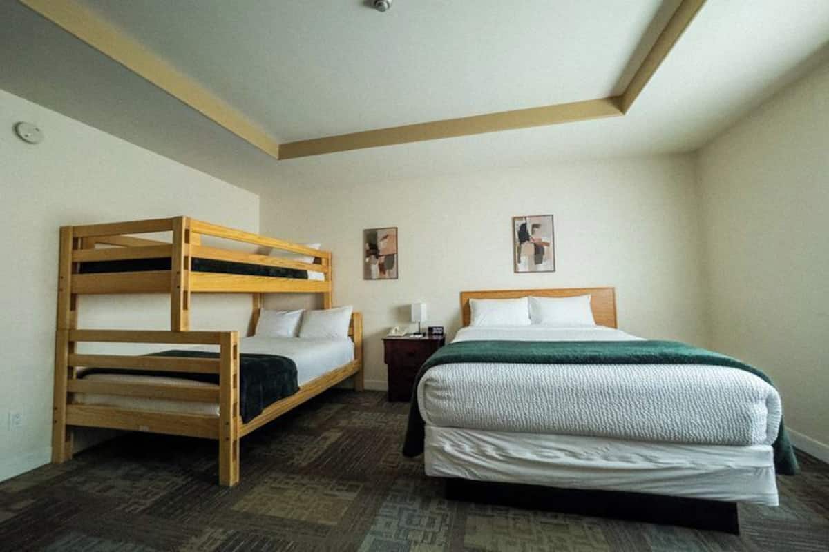 Quarto família | Individualmente mobiliados, escrivaninha