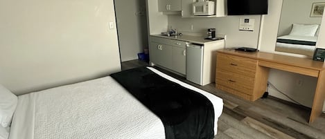 Comfort-rum | Unika möbler, skrivbord, arbetsyta för laptop och mörklÀggningsgardiner