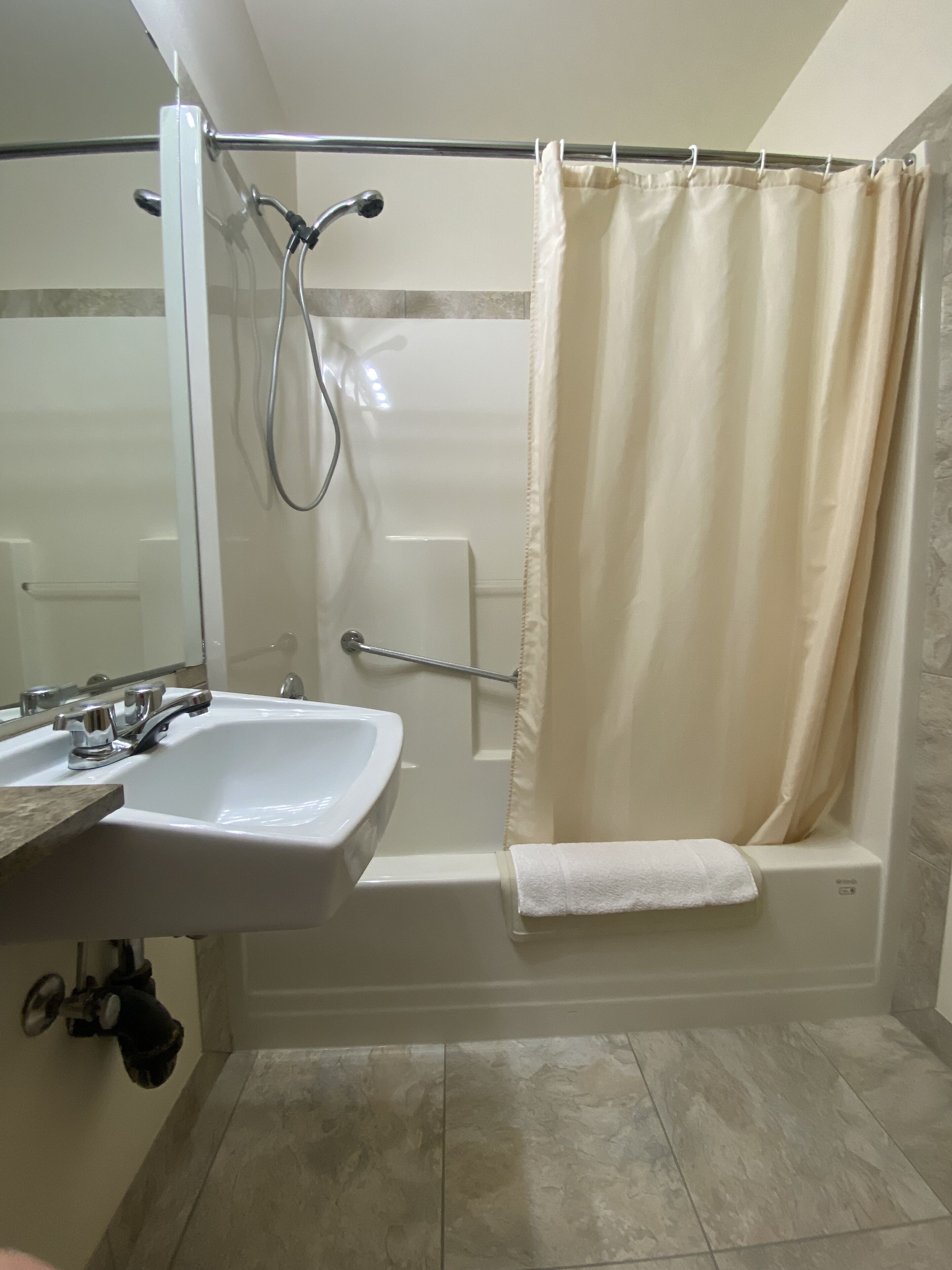 Baño | Tina con regadera, secadora de cabello, toallas 