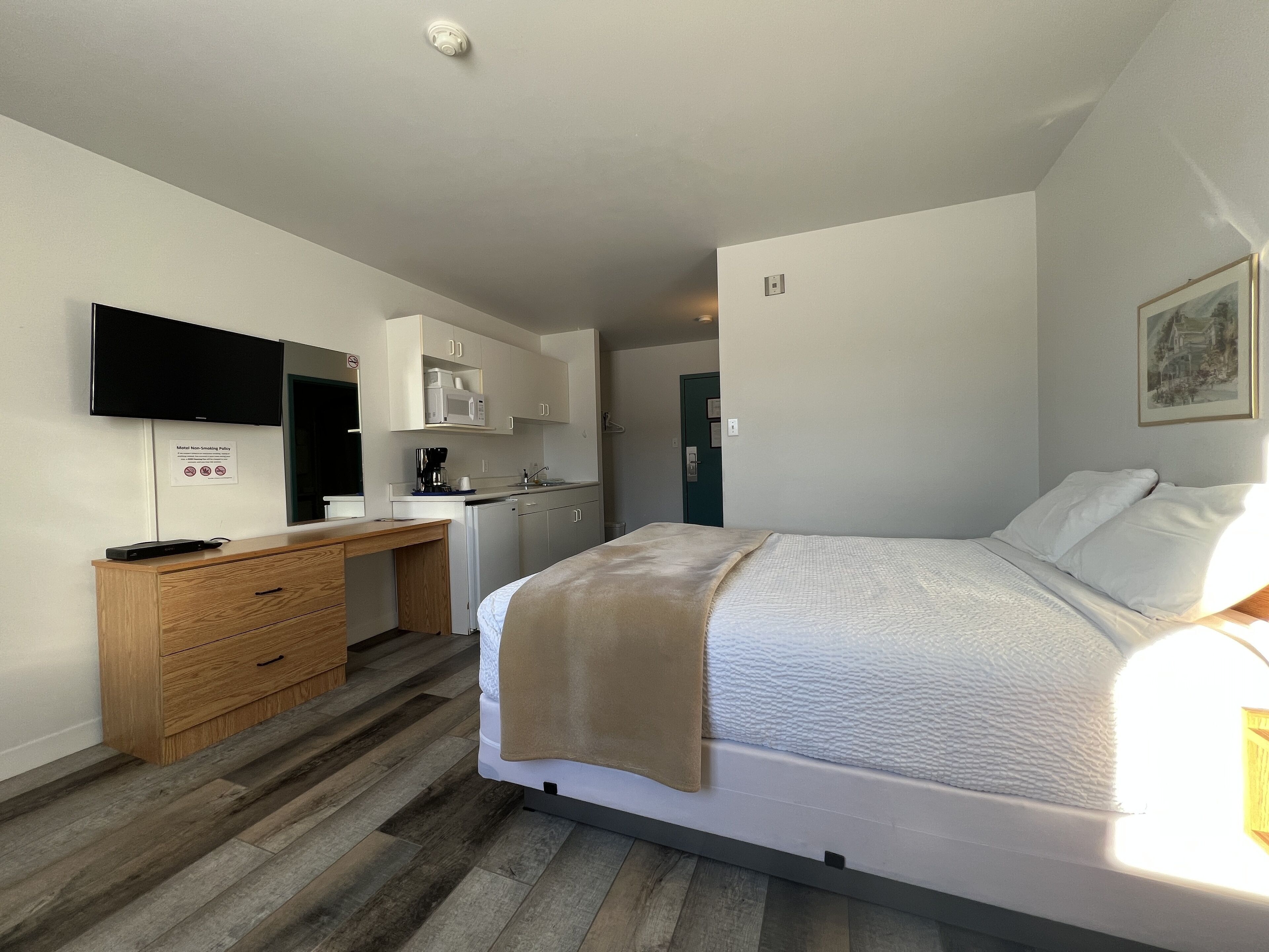 comfort room | living area | 40-inch flat-screen tv with digital channels