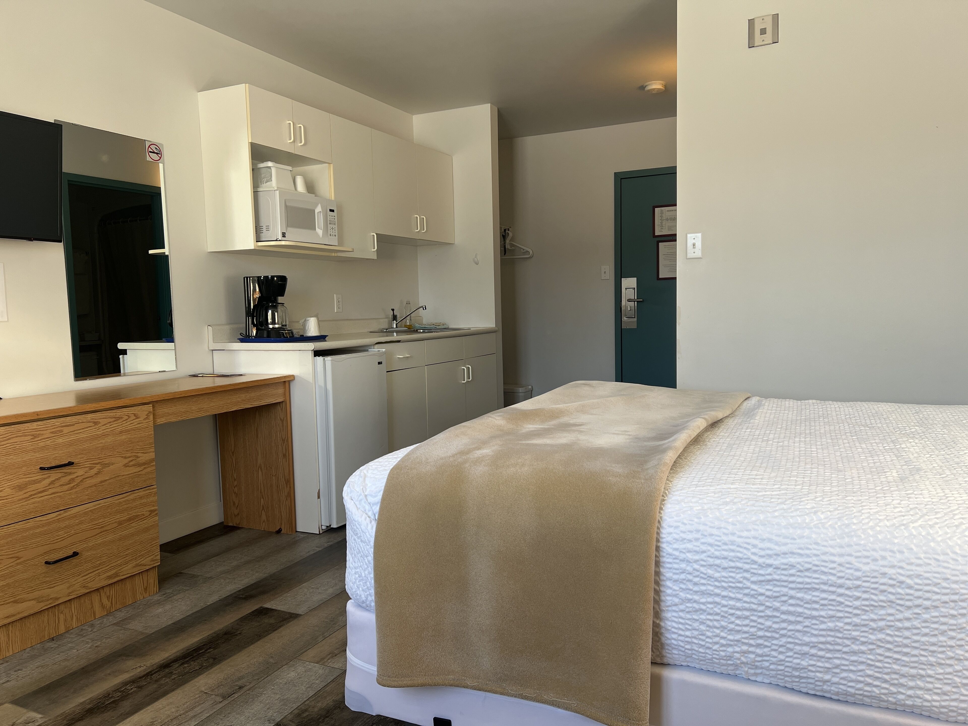 comfort room | living area | 40-inch flat-screen tv with digital channels