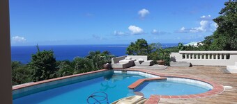 Beautiful mountain-top apartment with pool and sea view