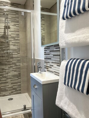 Combined shower/bathtub, hair dryer, towels, soap