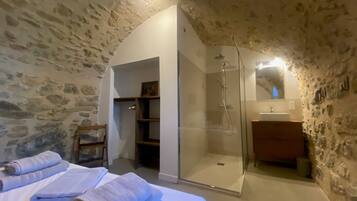 7 Schlafzimmer, Reisekinderbett, Internetzugang, Bettwäsche