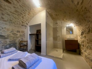 7 Schlafzimmer, Reisekinderbett, Internetzugang, Bettwäsche