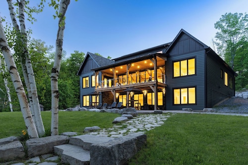 Buckhorn Blue-Waterfront Luxury Cottage-5 bdrm-HotTub,Sauna,Rec Room, Beach Area